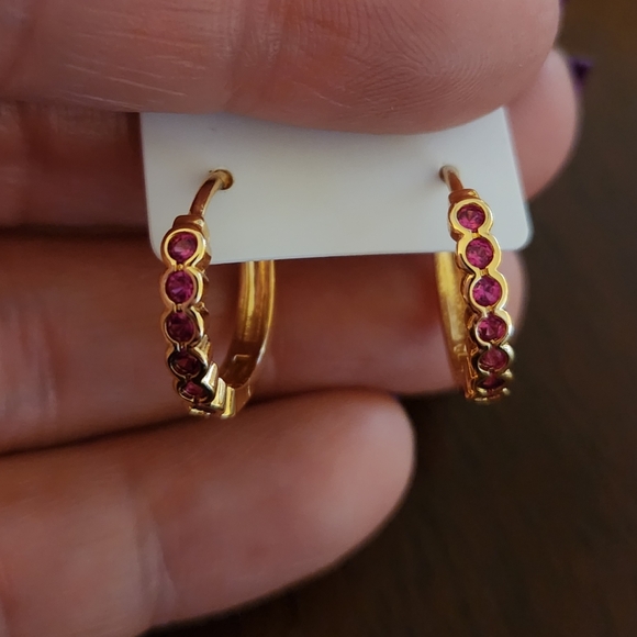 Gold plated huggies with red crystals - Picture 3 of 3